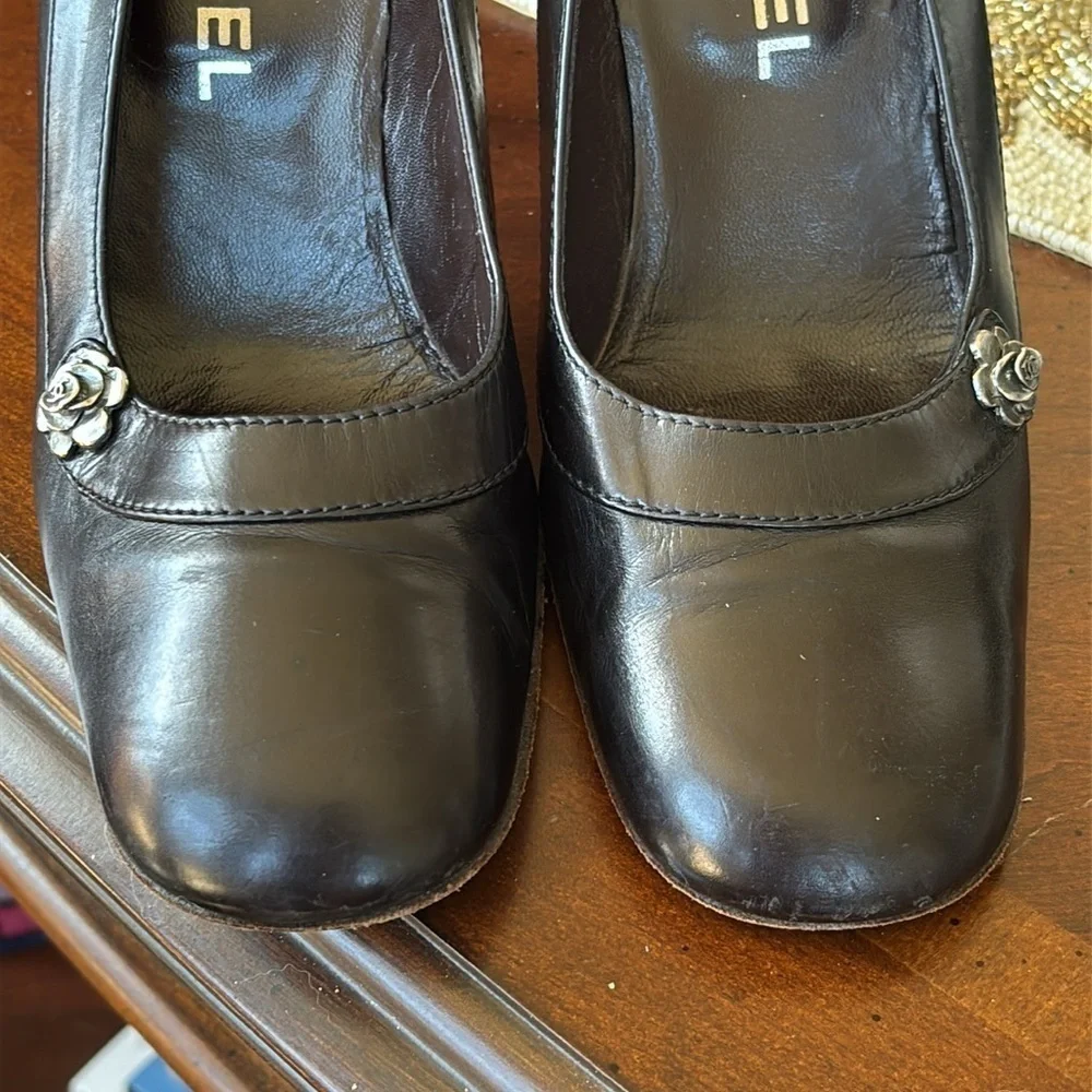 Chanel Black Leather Heels Rounded Toe w/ Floral Metal Logo Accent Made in Italy